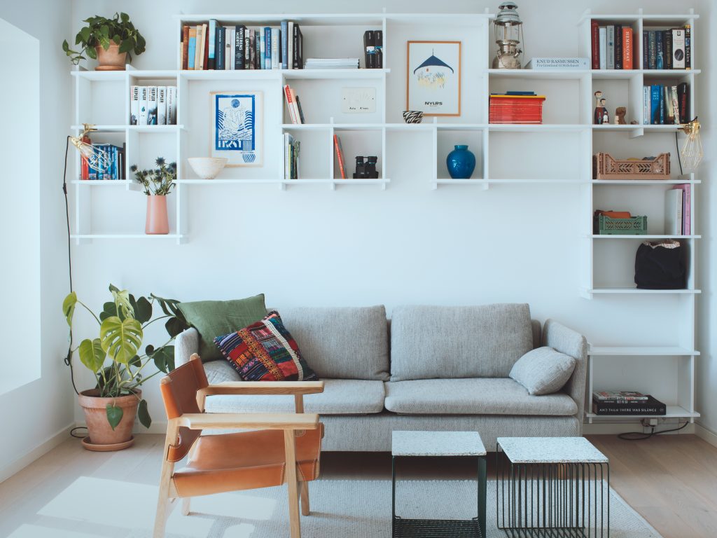 Organisk spirende reolsystem over sofa.